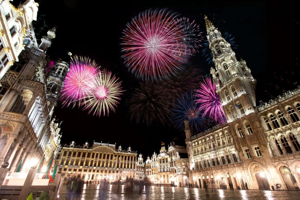 Spektakuläres Feuerwerk über dem Grand Place in Brüssel, perfekter Moment für unvergessliche Erlebnisse mit einem Escort Service Brüssel